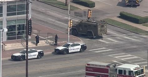dallas police swat vehicle responds after man with gun reported at apartment complex cbs texas