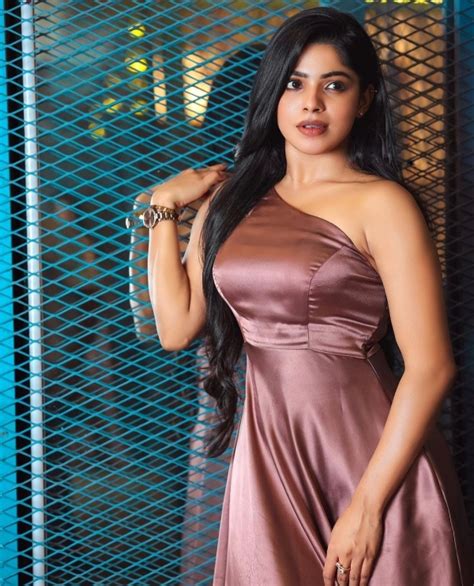 Bachelor Movie Fame Divya Bharathi Looks Hot In Long Gown Pics ഗൗണില്‍ സ്റ്റൈലന്‍ ലുക്കില്