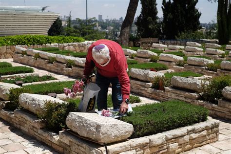 With Cemeteries Shut On Memorial Day Israelis Forced To Adopt New