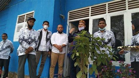 Sebagai bahan pertimbangan bapak bersama ini turut saya lampirkan. Iskandar Ali Rehab Rumah Fitriani, Guru Bakti yang ...