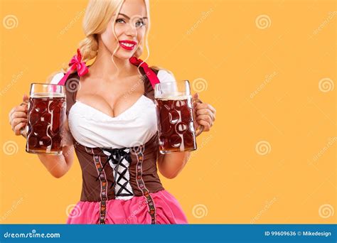 Junges Sexy Oktoberfest Mädchen Kellnerin Ein Traditionelles Bayerisches Kleid Tragend