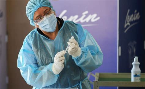 Una trabajadora sanitaria vacuna a un paciente contra la covid en ciudad de méxico, el 15 de febrero.nayeli cruz. Vacuna china CanSino llega a México, ¿Te la pondrás?
