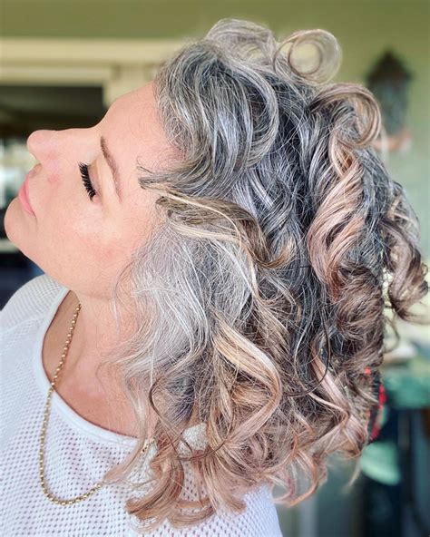 Transitioning To Gray Hair 101 New Ways To Go Gray In 2021 Hadviser