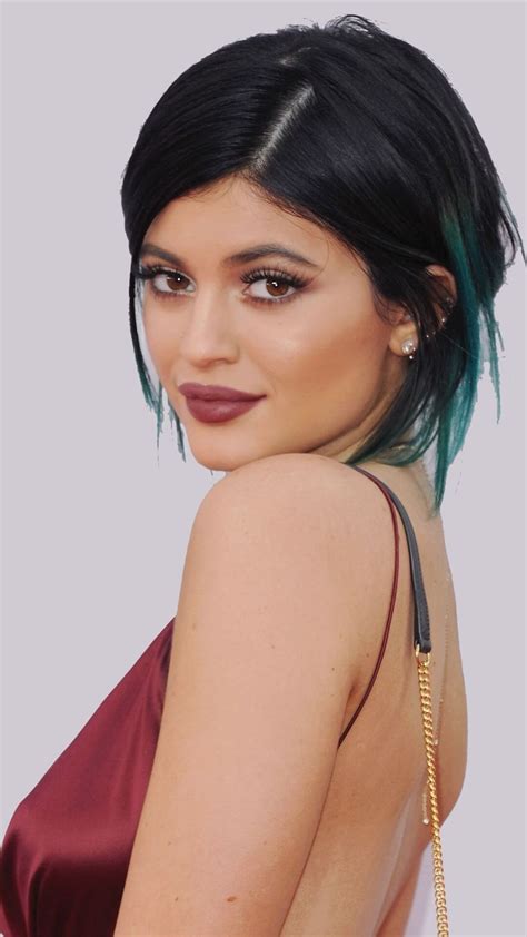 Kylie jenner's favourite makeup artist ariel tejada, 26, has revealed the one makeup brush he always has in his beauty kit. Kylie Jenner's Short Hairstyles and Haircuts - 15+