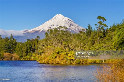 Mount Taranaki And Lake Mangamahoe New Zealand Stock Foto Getty Images