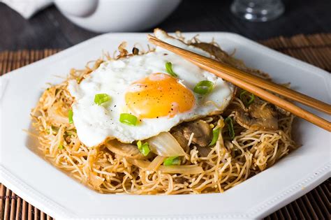 Fried Eggs With Chinese Noodles Dan330