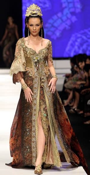Desainer fenomenal nan rendah hati kebanggaan tanah air. Kebaya Anne Avantie Update | Indonesia