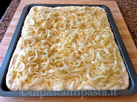 La focaccia con cipolle (pizza con cipolle) è un lievitato salato facile ed economico, una delle tante varianti della versione classica ; Di pasta impasta: Focaccia con patate e cipolle