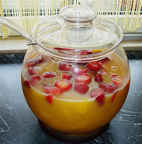 Dann gießt man die erdbeeren mit weißwein und sekt zu gleichen anteilen auf und aromatisiert die bowle nach belieben oder rezept z.b. Kinder erdbeer bowle Rezepte | Chefkoch.de