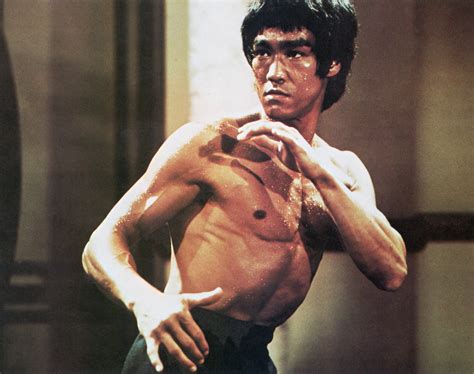 He was not only an action film star and martial artist, but also an instructor, screenwriter, director, and philosopher. Bruce Lee: Seine besten Weisheiten und Zitate - FITBOOK