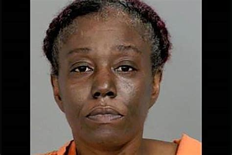 Arrestan A Una Mujer Por El Asesinato De Un Guardia En Michigan Que Impidió Que Su Hija Entrara