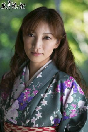 Erotic Gorgeous Japanese Milf Ryo Hitomi Strips Off Her Kimono XXX Album
