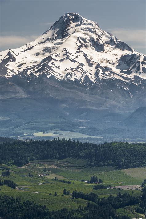 Mt Hood Dominating The Hood River Valley 6000x4000 Roregon
