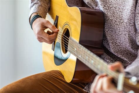 6 Differences In Learning To Play Electric Guitar Vs Acoustic