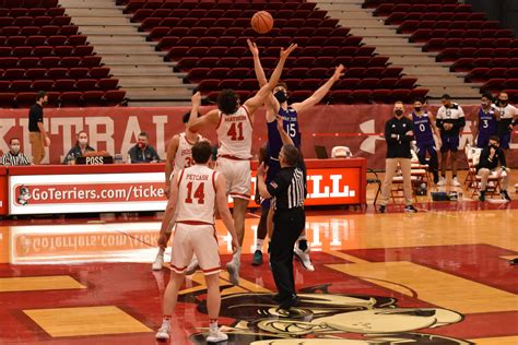 Mens Basketball Terriers Fall Through In Final Minutes Lose 68 66 To Holy Cross Wtbu Radio