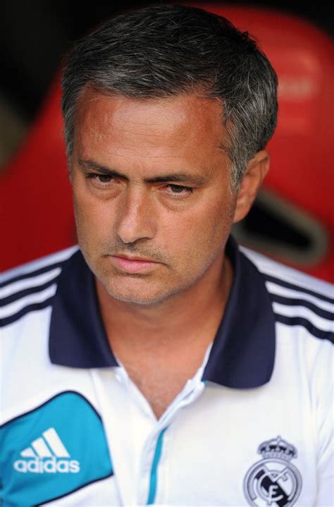 De esta manera, josé mourinho consiguió que el real madrid se convirtiera en el quinto equipo en la historia de la liga de campeones en conseguir el pleno el 22 de diciembre de 2012, en el encuentro de liga contra el málaga, mourinho alcanzó 400 partidos como técnico de primera división, con un. Jose Mourinho Photos Photos: SL Benfica v Real Madrid CF ...