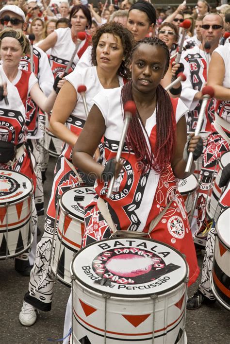 Reggere (o tenere, o tirare) il fiato coi denti non richiede certo la seconda espressione (di cui alternative sono annàcce in puzza e annà de puzza) appartiene al dialetto contemporaneo, e significa letteralmente. Batala Che Effettua Al Carnevale Del Notting Hill ...