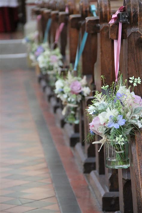 There is no one right way to decorate pew ends so combine a few ideas to create the perfect look for your big day. Bouquets de fleurs dans des bocaux | Church wedding flowers