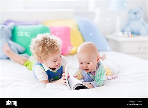 Niño Niño Y Bebé Leyendo Un Libro En La Cama De Sus Padres Los Niños