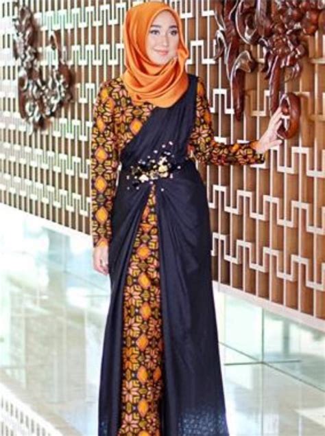 Kuy, simak model batik terbaru yan bakal jadi tren pada. 100+ Inspirasi Model Gamis Batik Kombinasi Kain Polos ...