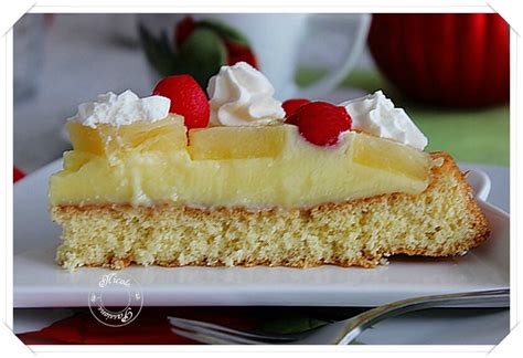 Tarte génoise crème pâtissière ananas cerises et chantilly