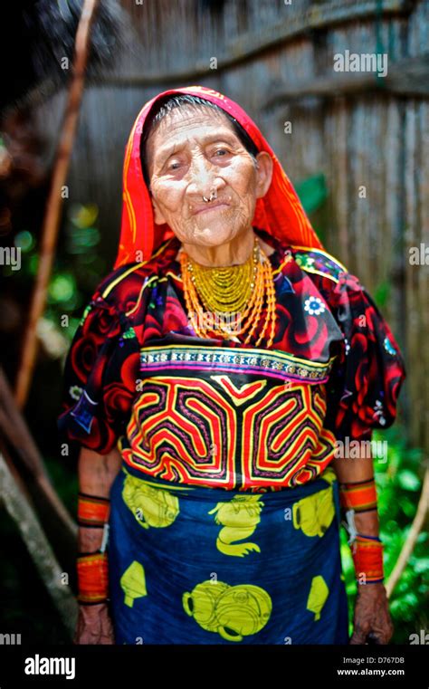 Portrait Traditional Kuna Yala Woman Fotografías E Imágenes De Alta Resolución Alamy