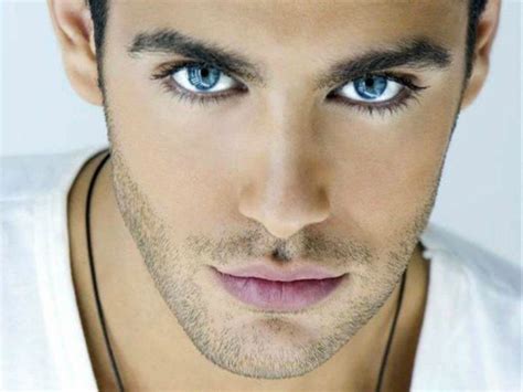 Blaue Augen Bedeutung Model Mann Hübscher Mann Trägt Kette Schmuck Für