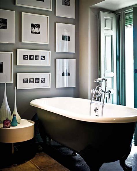 When brainstorming bathroom decorating ideas for art, think beyond a canvas print. 20 Wall Decorating Ideas For Your Bathroom - Housely