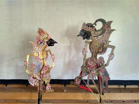 Untuk mewarnai wayang ini, pengrajin menggunakan cat semprot kendaraan roda empat. Wisata Edukatif Di Desa Wisata Wayang Kulit Pucung Yogya ...