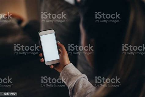 Tangan Wanita Memegang Smartphone Putih Modern Dengan Layar Kosong