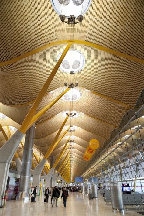 Terminal 4 De Laéroport De Madrid Barajas En Espagne Photo Stock
