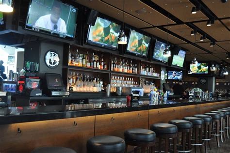 Enjoy Game Day At Chicagos Best Sports Bars In 2022 Bar Design
