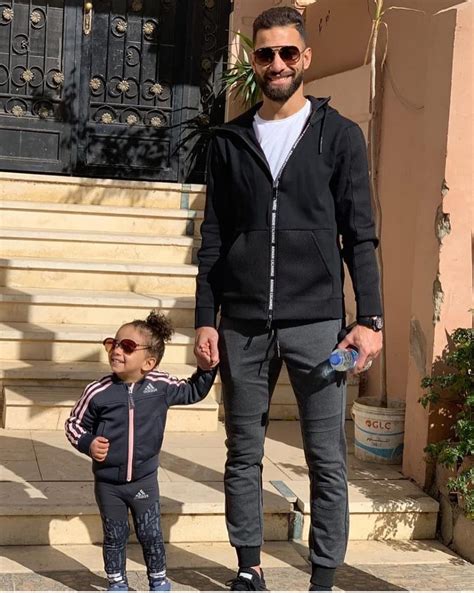 عادت تدوينات عمرو السولية لاعب الفريق الاول لكرة القدم علي صفحة الشخصية من جديد وذلك بعد الضجة التي احدثها العام الماضي التي كانت بينه وبين لاعبي المارد الاحمر لصالح نادي الاسماعيلي ليظهر هذا العام بسخريات أخري جديدة تفتح الجدل علية مرة ثانيه. قصة صور .. عمرو السولية ..دينامو الأهلى - اليوم السابع