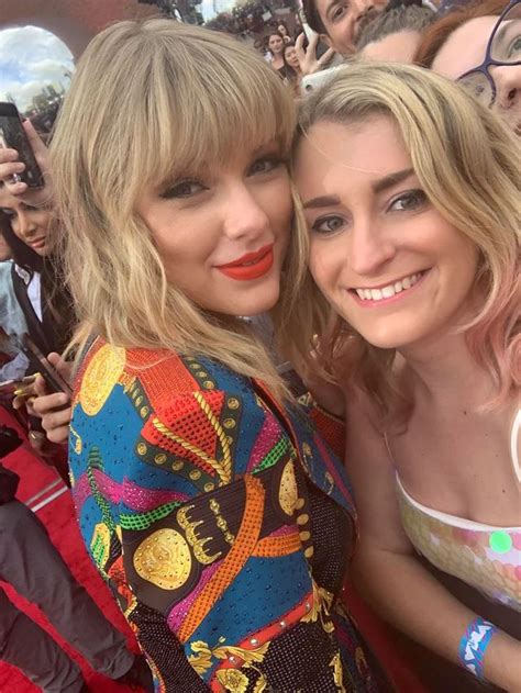 Taylor Swift With A Fan At The Vmas 2019 Taylor Swift Fan Swift 3