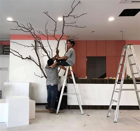 Ishaan on adverbs of place: Dalam boutique ada ranting ranting pokok. Tunggu dah siap ...