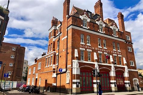 Bethnal green is a very diverse area, with many people from many backgrounds and cultures. Globe Town area guide: East London wellbeing mecca | Roman ...