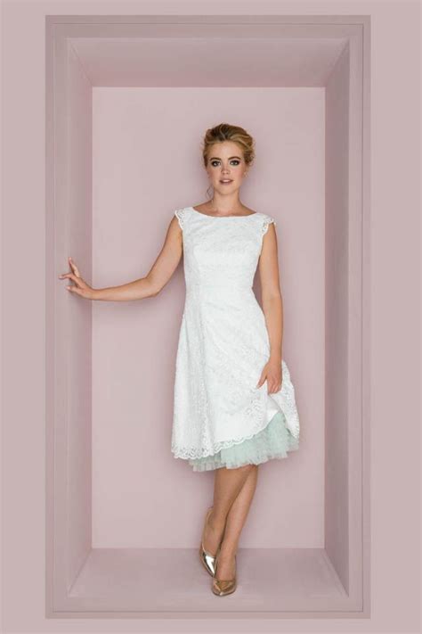 Eine ganze auswahl von brautkleider sofort lieferbar. Kurzes Petticoat-Brautkleid in 2020 | Brautkleid kurz ...