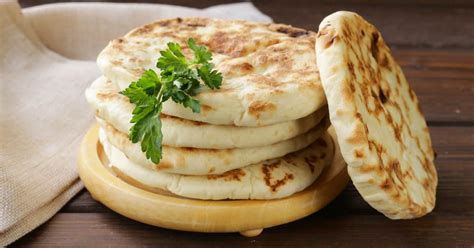 · pain maison au lben ultra moelleux j'aime beaucoup le pain et me donne à cœur joie, notamment dans le dialecte algérien, on l'appelle khobz dar, ce qui signifie littéralement le pain maison. Technique pour cuisiner le pain naan maison | Foodlavie