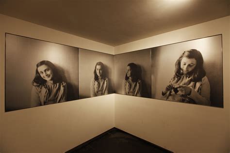 Tras la publicación del libro varios visitantes se interesaron por ver los si quieres visitar la casa de ana frank puedes comprar las entradas en línea aquí, imprimirlas y presentarlas en la puerta del museo. Estrangeira Casa de Anne Frank em Amsterdam - Estrangeira