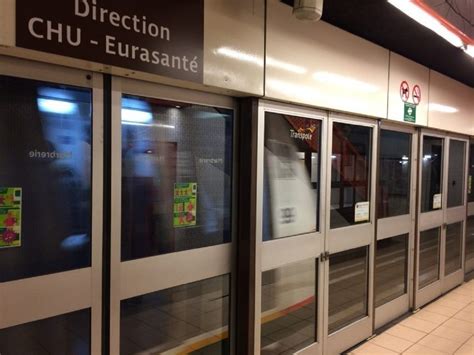 Ensuite, je fais mon lit et je vais dans la salle de bains pour faire ma toilette; Elle volait des téléphones portables dans le métro de ...