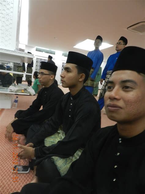 Silat cekak yang diasaskan oleh ustaz hanafi bin hj ahmad dan sekarang diterajui oleh pewaris mutlak silat cekak, ym syeikh dr. Persekutuan Seni Silat Cekak Pusaka Ustaz Hanafi Malaysia ...