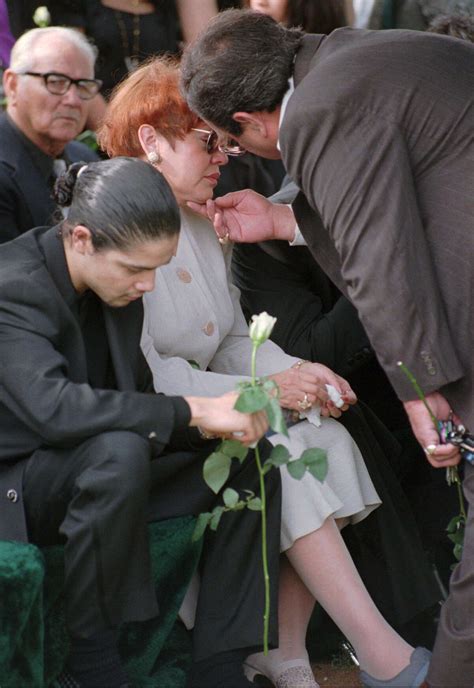 Look Back Selena Quintanilla Perez S Public Memorial Funeral 24 Years Ago