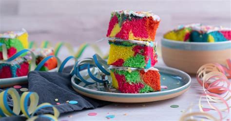 Dazu zucker backpulver, salz, mehl und eier zu einem kuchenteig verkneten. Kunterbunter Papageienkuchen vom Blech | Rezept in 2020 ...