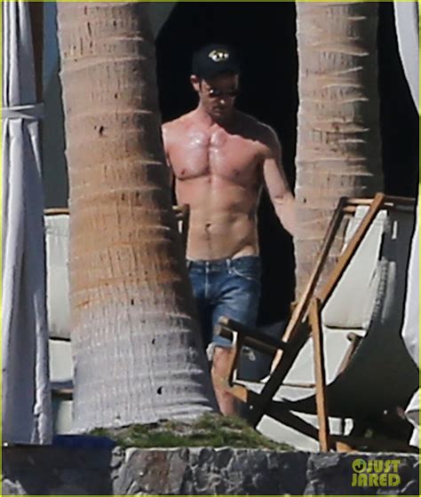 Justin Theroux Looks So Ripped Tan While Going Shirtless In Cabo With