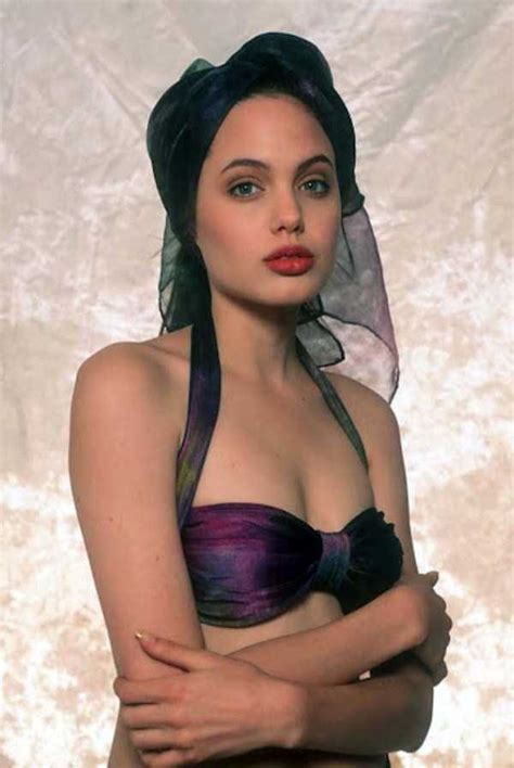 Read this biography to know about her childhood, family life, career, achievements, etc. young-sexy-angelina-jolie (17) | KLYKER.COM