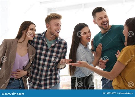 Grupo De Pessoas Felizes Conversando Na Sala Foto De Stock Imagem De