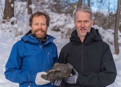 The total chemical composition is 82.8% iron, 16.6% nickel, and the rest mostly cobalt and phosphorus. 30-pound meteorite that recently crashed in Sweden ...