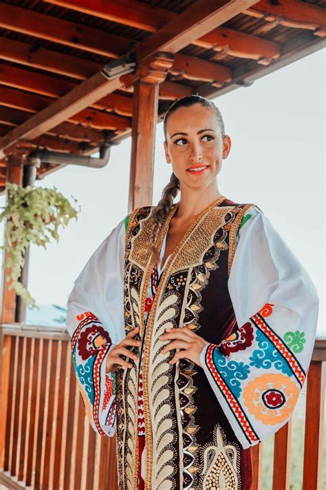 Tajikistan And Its Traditional Clothing La Elegantia Happy Clothes Traditional Outfits Clothes