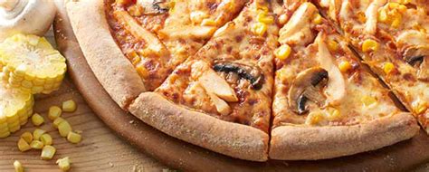 If you haven't tried bbq chicken pizza, you are missing out!#bbqchicken #bbq #dominospizza online order: Chicken Feast Pizza Review, Chicken Feast Pizza Domino's