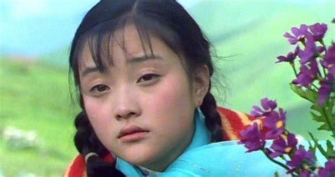 《天浴》：李小璐的成名作，曾被耽搁多年，14岁的她那样明媚动人 天浴 李小璐 陈冲 新浪新闻